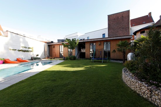 Ruime tuinsuite met eigen terras en zicht op de tropische tuin van Koto B&B