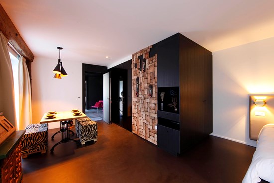 Suite India met eeuwenoude boog en gouden details in Koto B&B Antwerpen