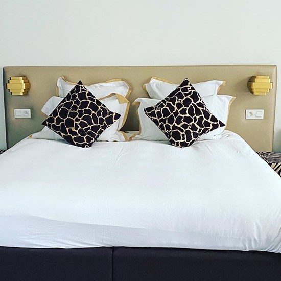 Detail van een luxueuze badkamer met gouden afwerking in een van de themasuites