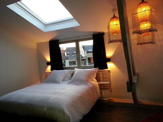 Sfeervolle themasuite van Koto B&B met warme verlichting en luxueuze aankleding